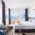 Bella Hotel *